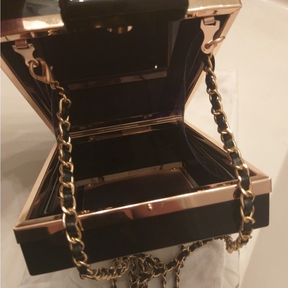 Just to share!!!!GORGEOUS COLLECTORS HANDBAG. - Picture 5 of 12